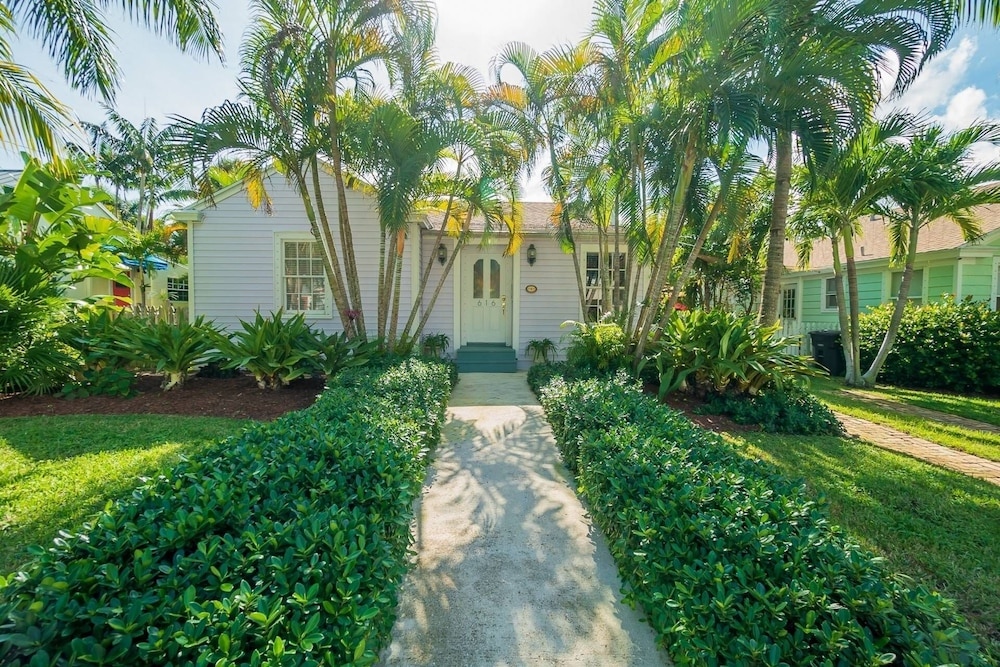 Coco Plum Cottage Vacation Rental, Beach, Shops & Restaurants!