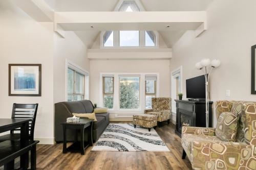 3BR Lakeside Dream Penthouse