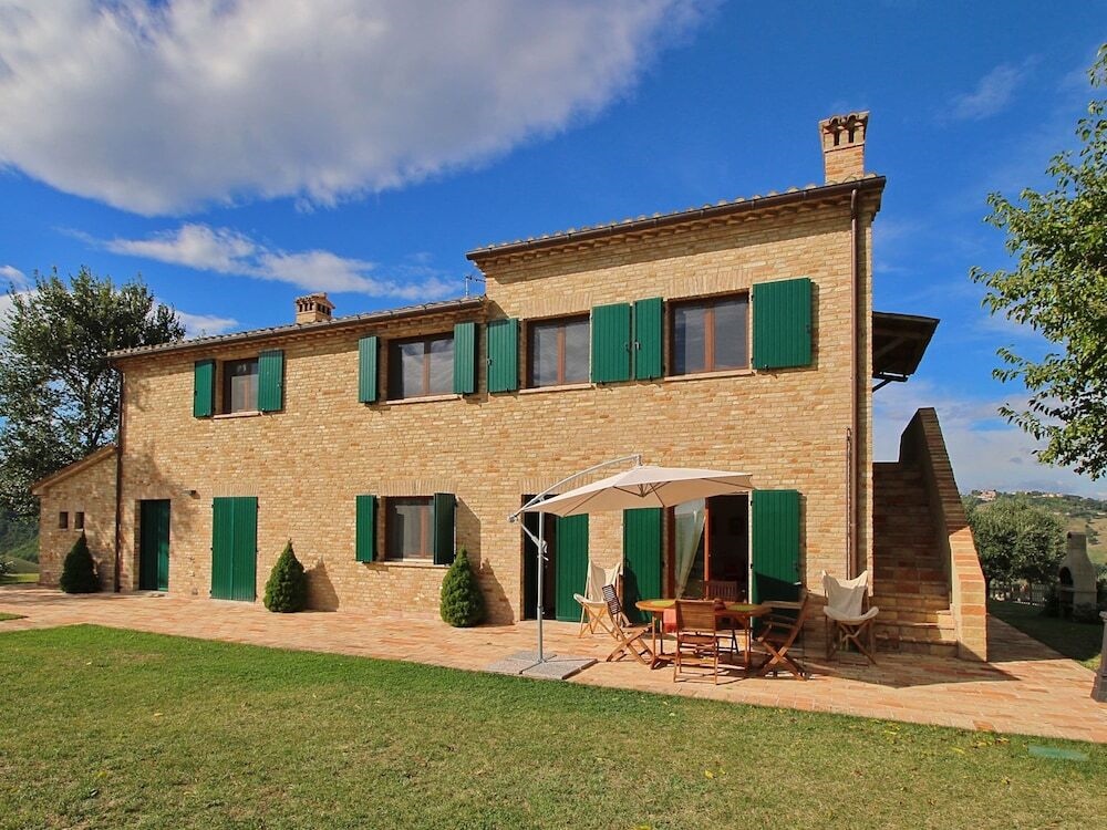 Farmhouse With Swimming Pool in Montelabbate