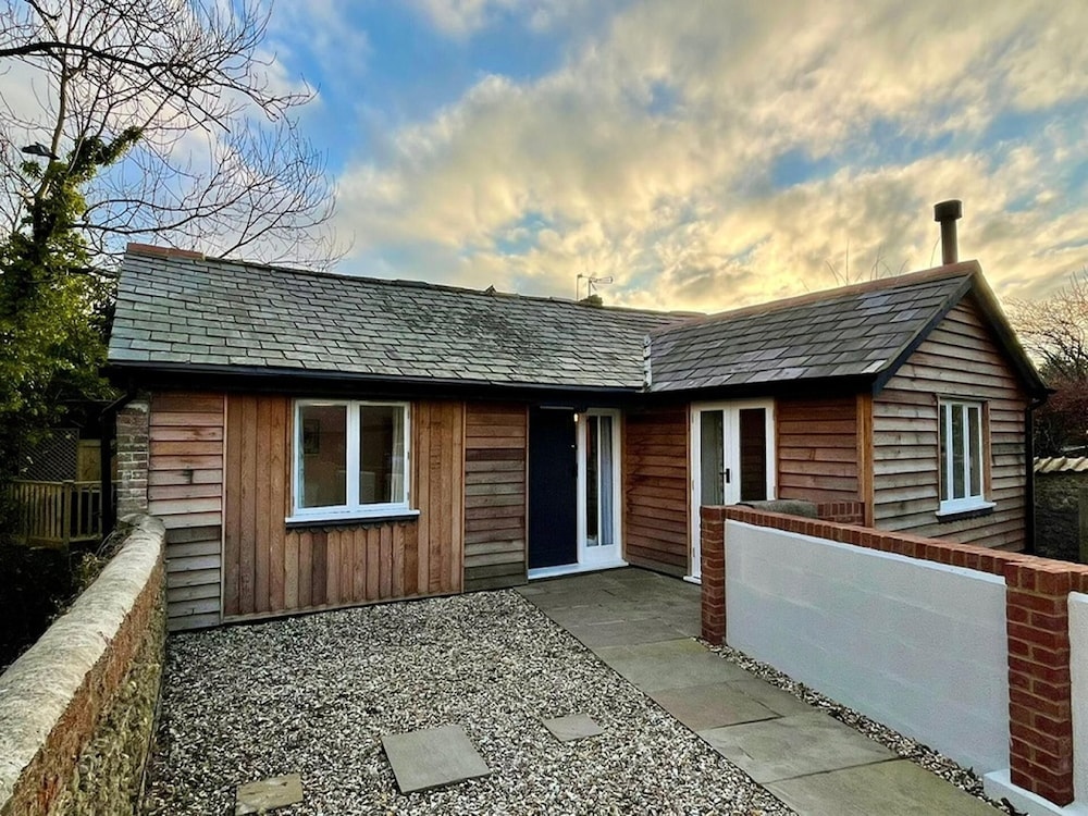 Charming 2-Bed Lodge In Dorchester