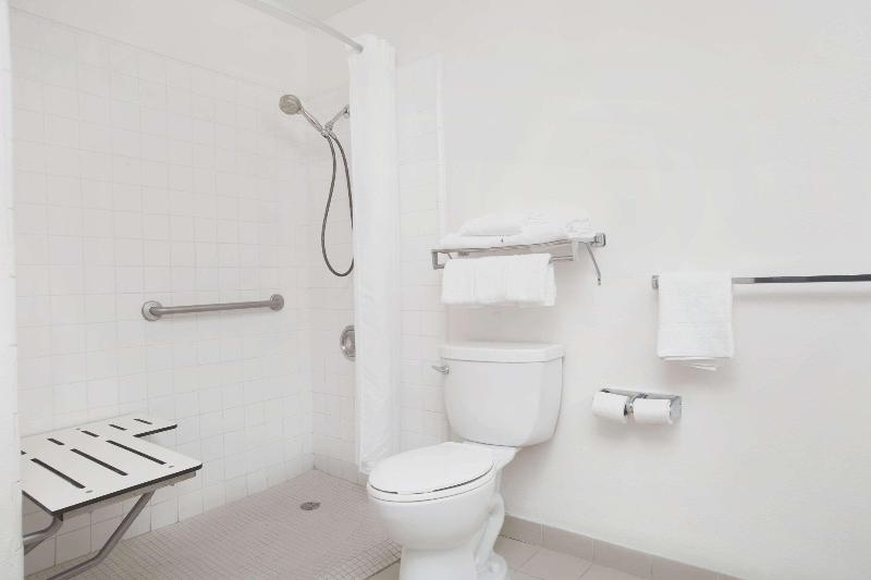 Howard Johnson By Wyndham Torrance