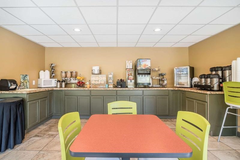 Econo Lodge Inn And Suites