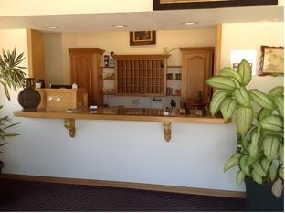 Holiday Lodge & Suites