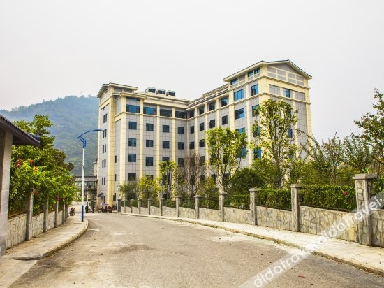 Holiday Longzhou Hotel