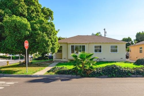 Cozy & Stylish Home Spacious, Fully Equipped Stay