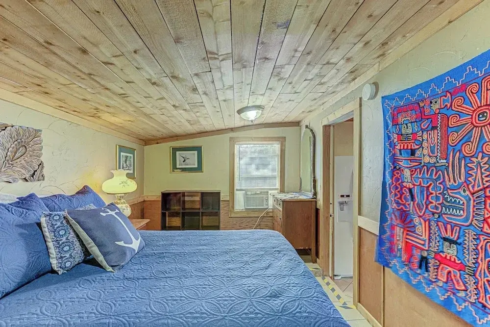 Charming Lakeview Cottage With Lake Access!