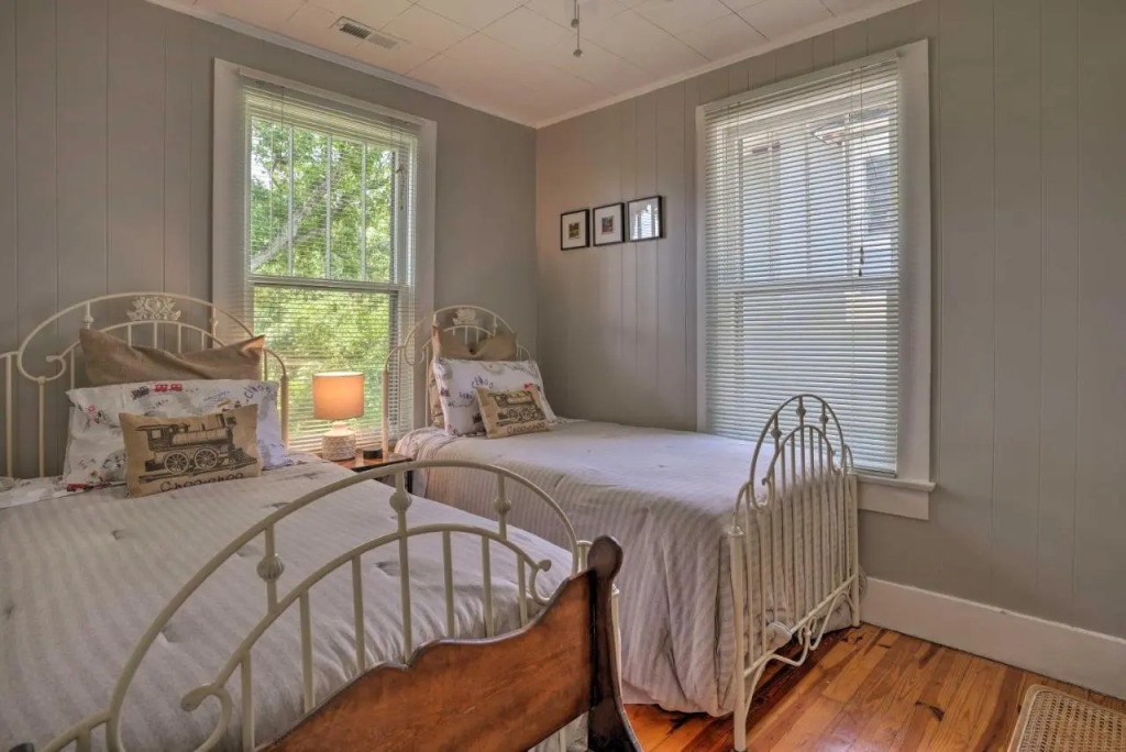 'Carousel Cottage:' North Chattanooga Home!