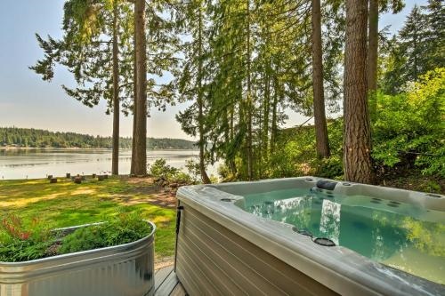 Dreamy Wooded Cabin With Private Beach & Kayaks!