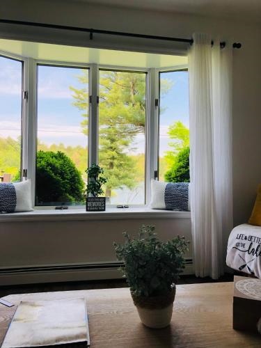 Catskills Cottage with Lake View Book Now