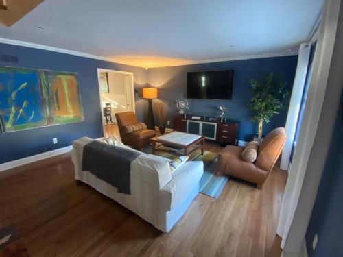 Here It Is! Cool Cape Cod-3 Br-2.5 Bath-12 Guests