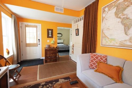 Small Suite Steps From Oberlin