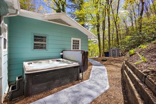 Boone Vacation Rental W/ Private Hot Tub & Deck