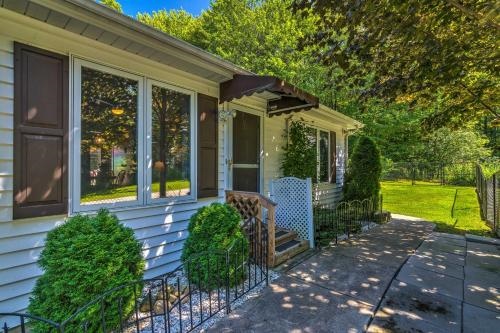 Serene Orchard Park Apartment Large Yard And Patio!