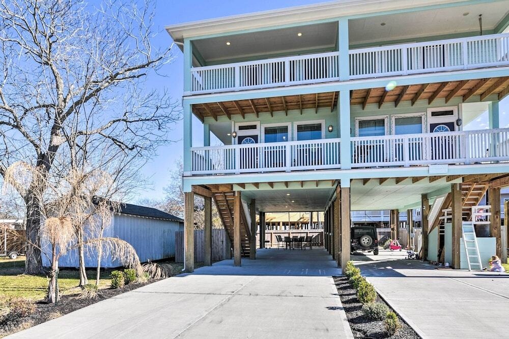 La Porte Getaway W/ Deck: Steps To Beach!