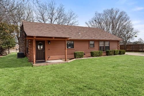 Lakefront Cabin + Guest House Near Granbury Square