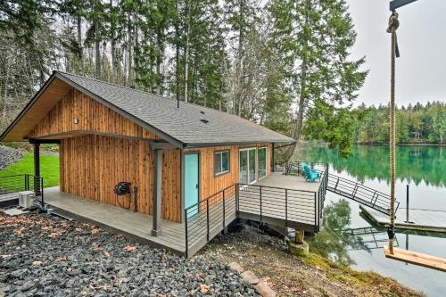 Dreamy Bayfront Cabin W/ View, Dock & Kayaks