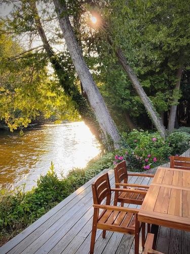 Boardman Monarch Upscale River Lodge Hot Tub!