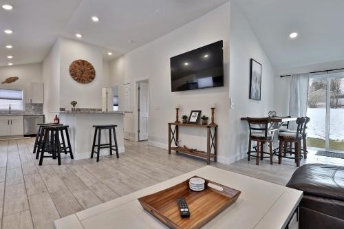 Rutland's Hidden Gem: 2 Br/1ba Renovated Home Close To Everything 2 Bedroom Home
