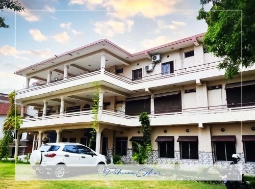 Hotel Pahuna Ghar