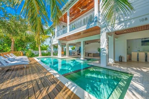 Batemans - New Luxury Canal Front Home With Pool Spa Dock Close To Bean Point Pine Ave