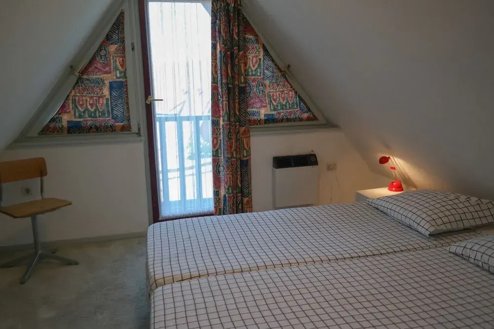 Dike House Affordable 6-person Holiday Home Near the Sea Dike