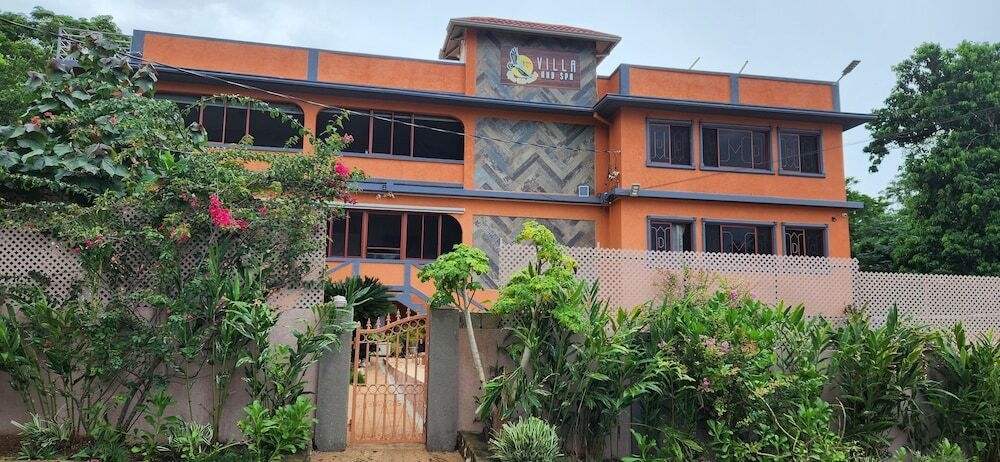 Beach Pool Sun family 6 bedroom getaway