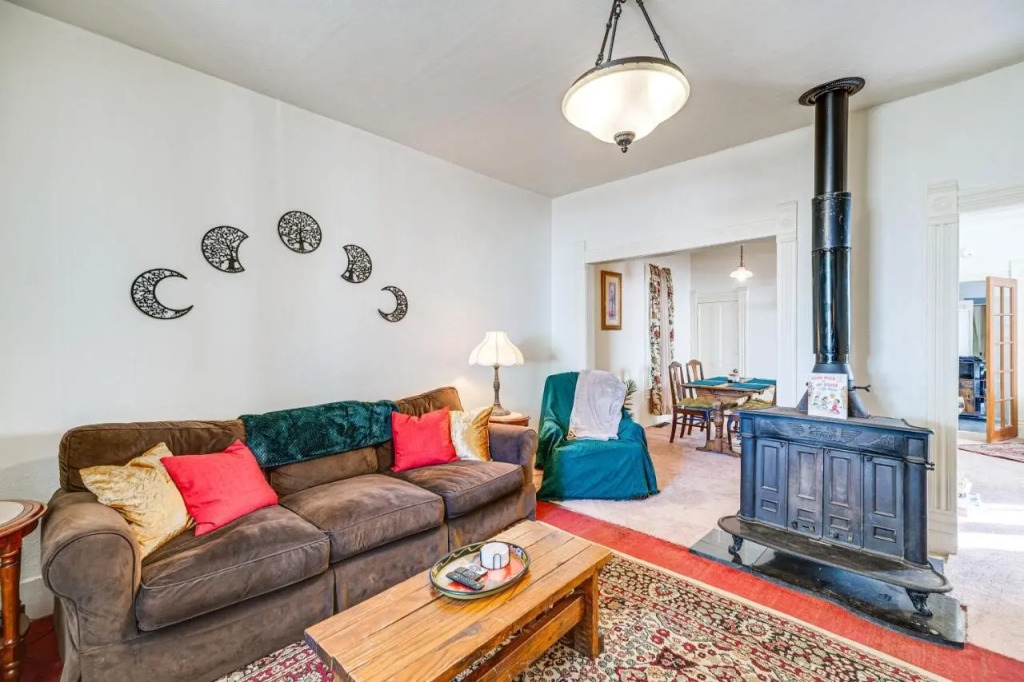 Close to Casinos + Trails: Historic Victor Cottage