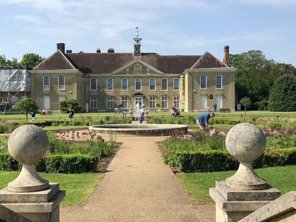 2 Bed 2 Bath Apt Close to Reigate Station - 2230