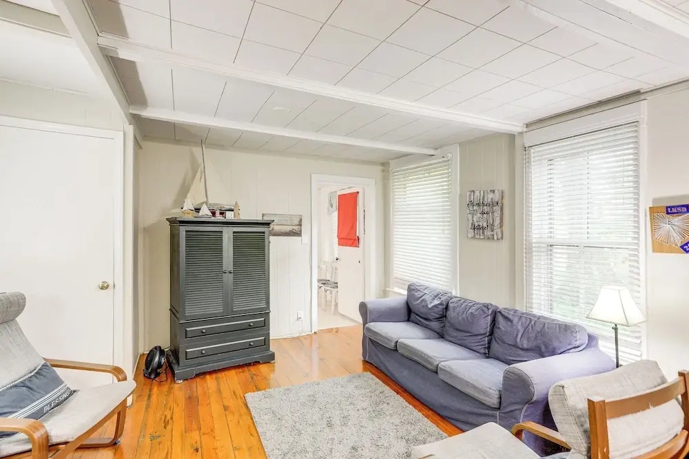 Walk to Lake: Historic Lakeside Marblehead Cottage