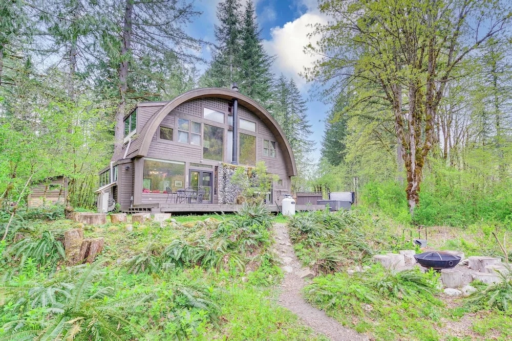 Riverfront Skykomish Cabin w/ Private Hot Tub!