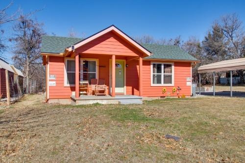 Pumpkin Cottage w/ Fire Pit & Grills in Lawton