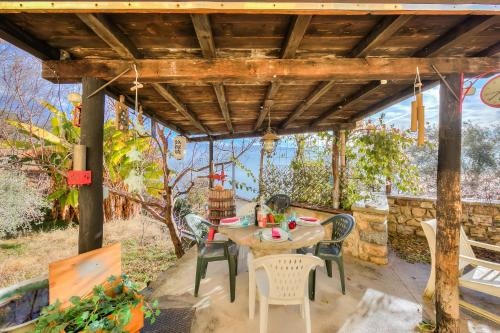 Faby House On Hilly Area And Lake View