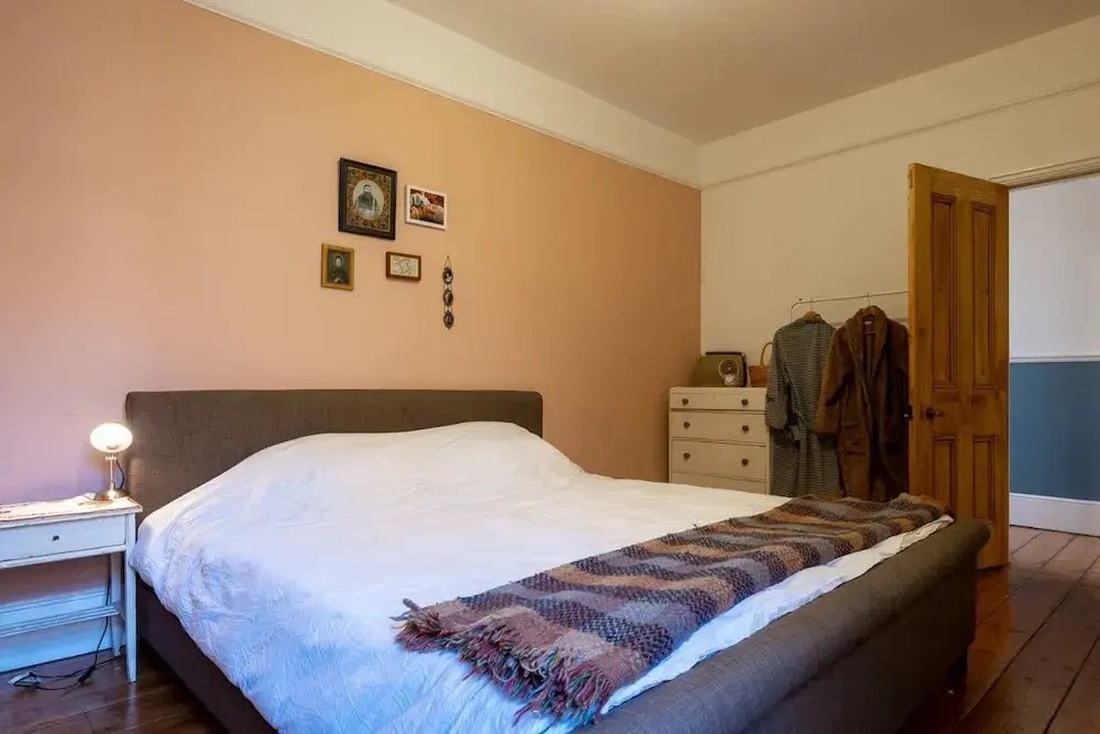 Airy and Tasteful 3 Bedroom Apartment in Five Ways Area