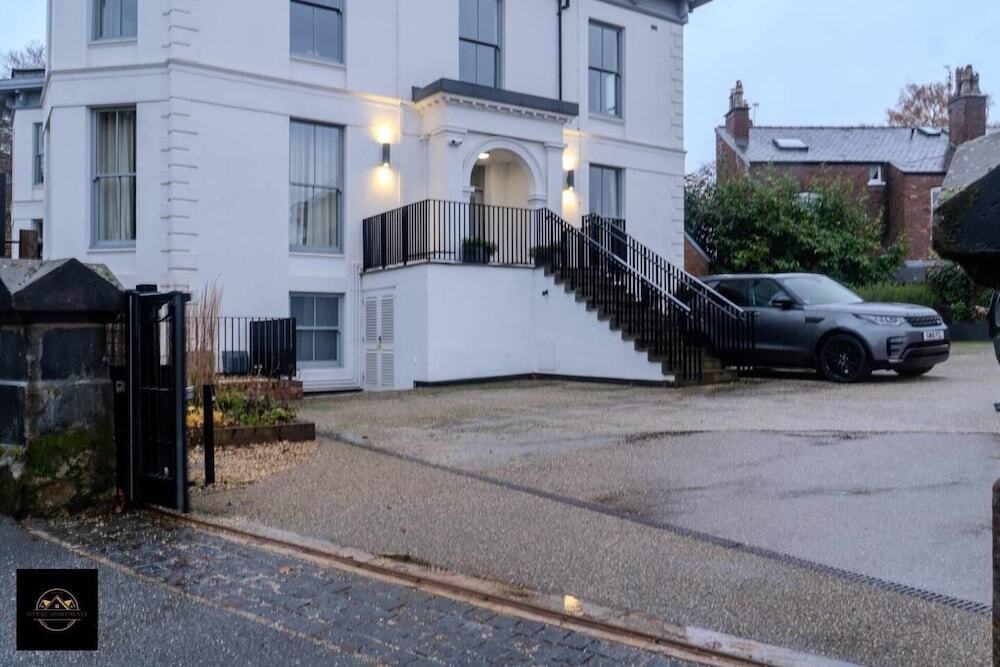 Lovely 3 bed Apartment in Altrincham