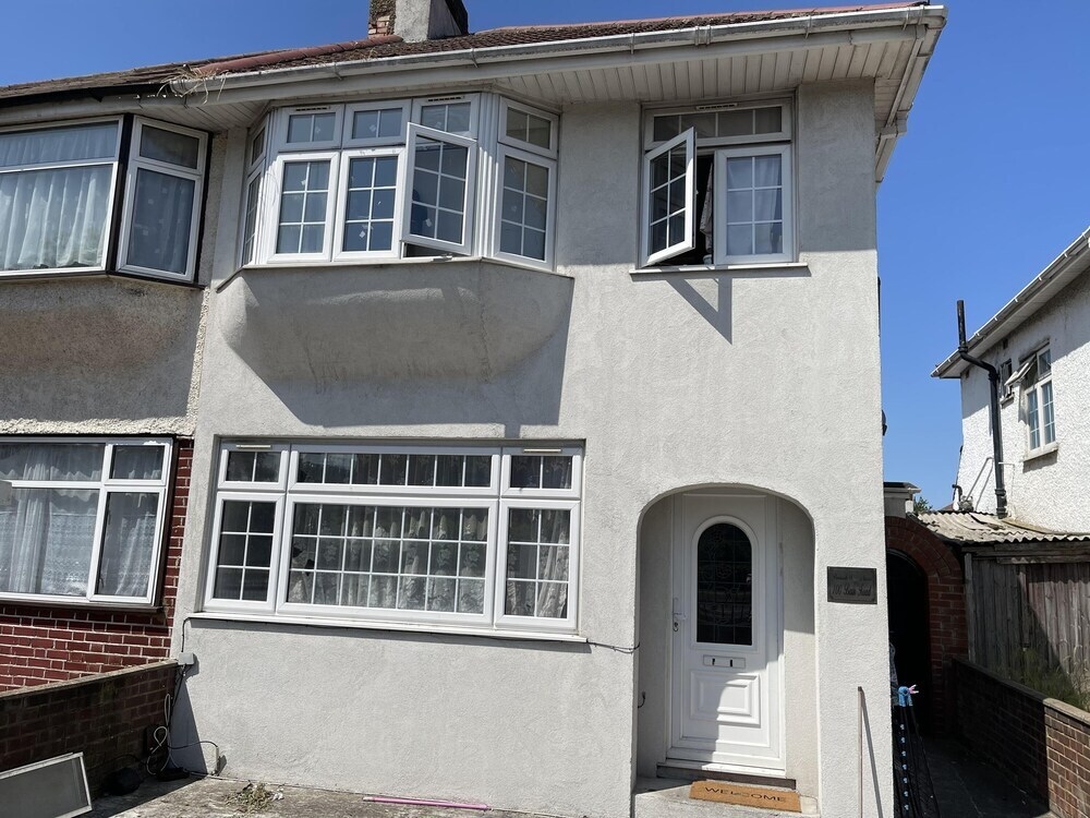 Charming 2-bed Apartment in Heathrow First Floor