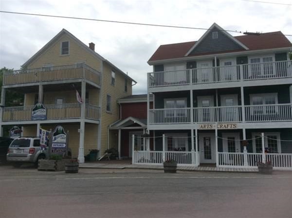 The Water's Edge Inn & Gallery