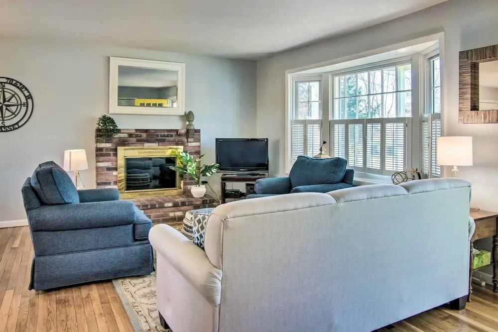 Hen Cove Home w/ Wood Deck - Walk to Beaches!