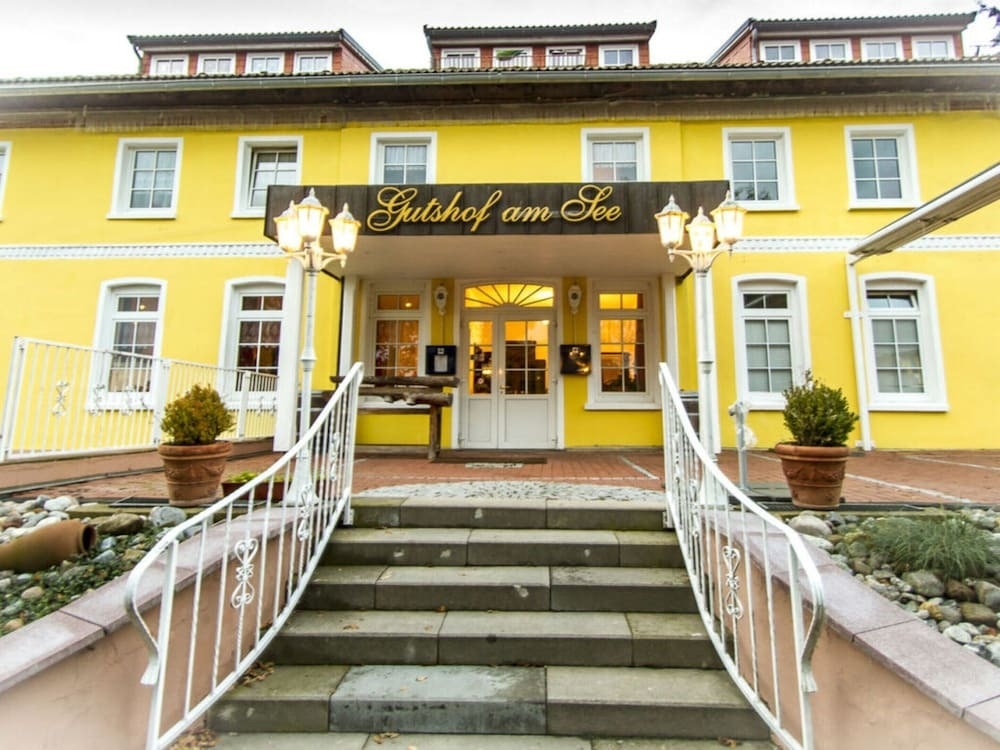 Manor House by the Lake in Klein Upahl