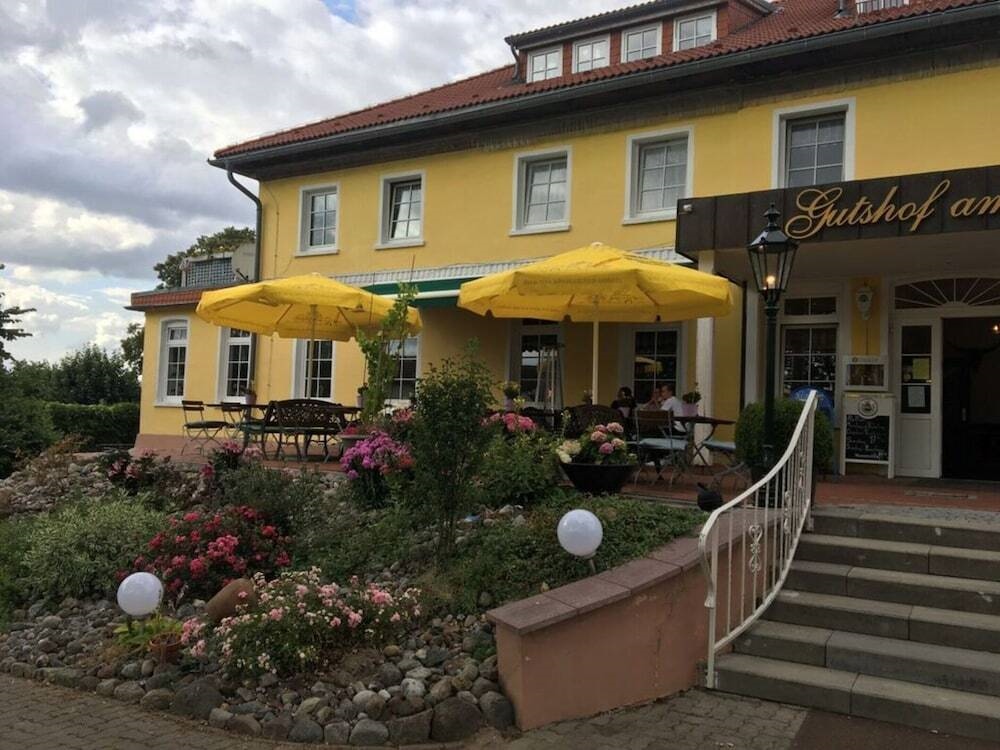 Courtyard View - Manor by the Lake