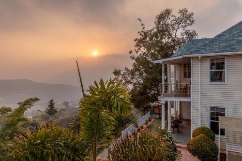 Le Reve Valley Canadian cottage 1 3BHK Luxury cottage Bonfire Barbeque Gym Kids play zone Lake view