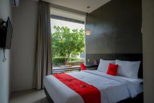 RedDoorz Plus near Solo Baru
