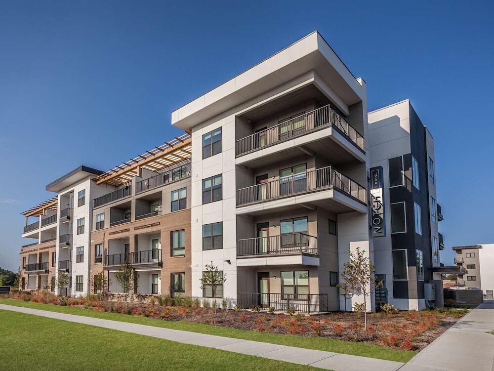 CozySuites Nora 3BR near Fashion Mall