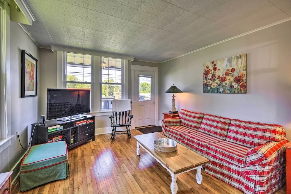 Cozy Damascus Cottage w/ Porch & Trail Access!