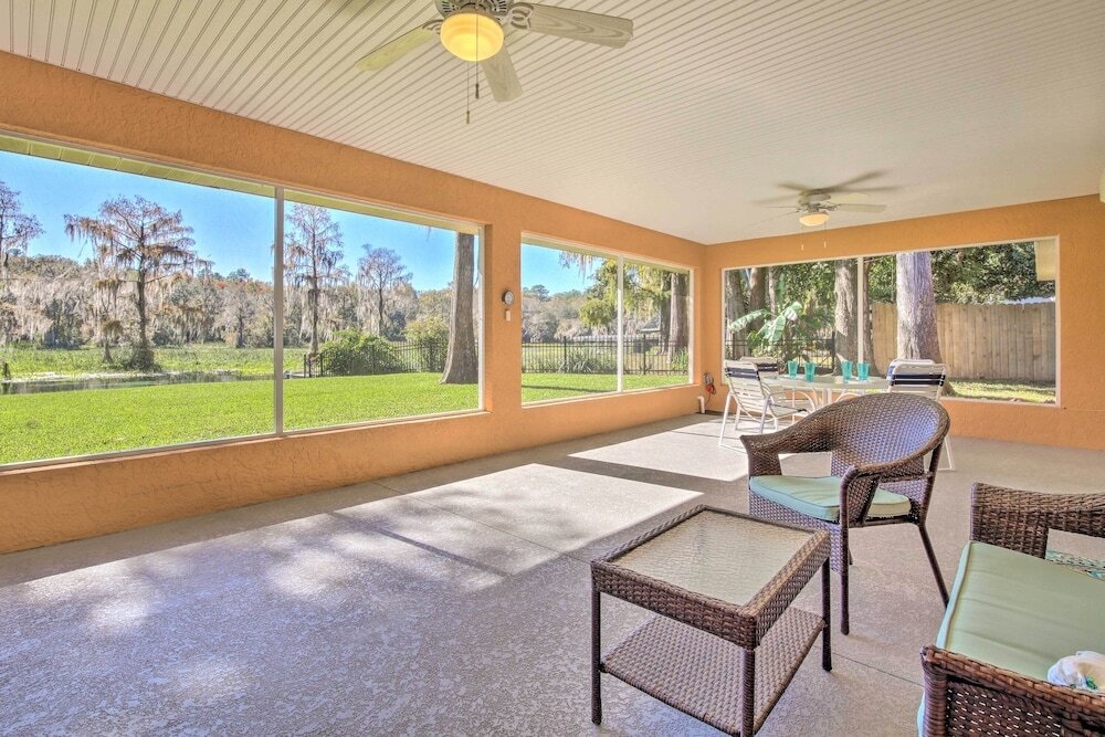 Rainbow River Oasis w/ Kayaks + Furnished Sunroom!