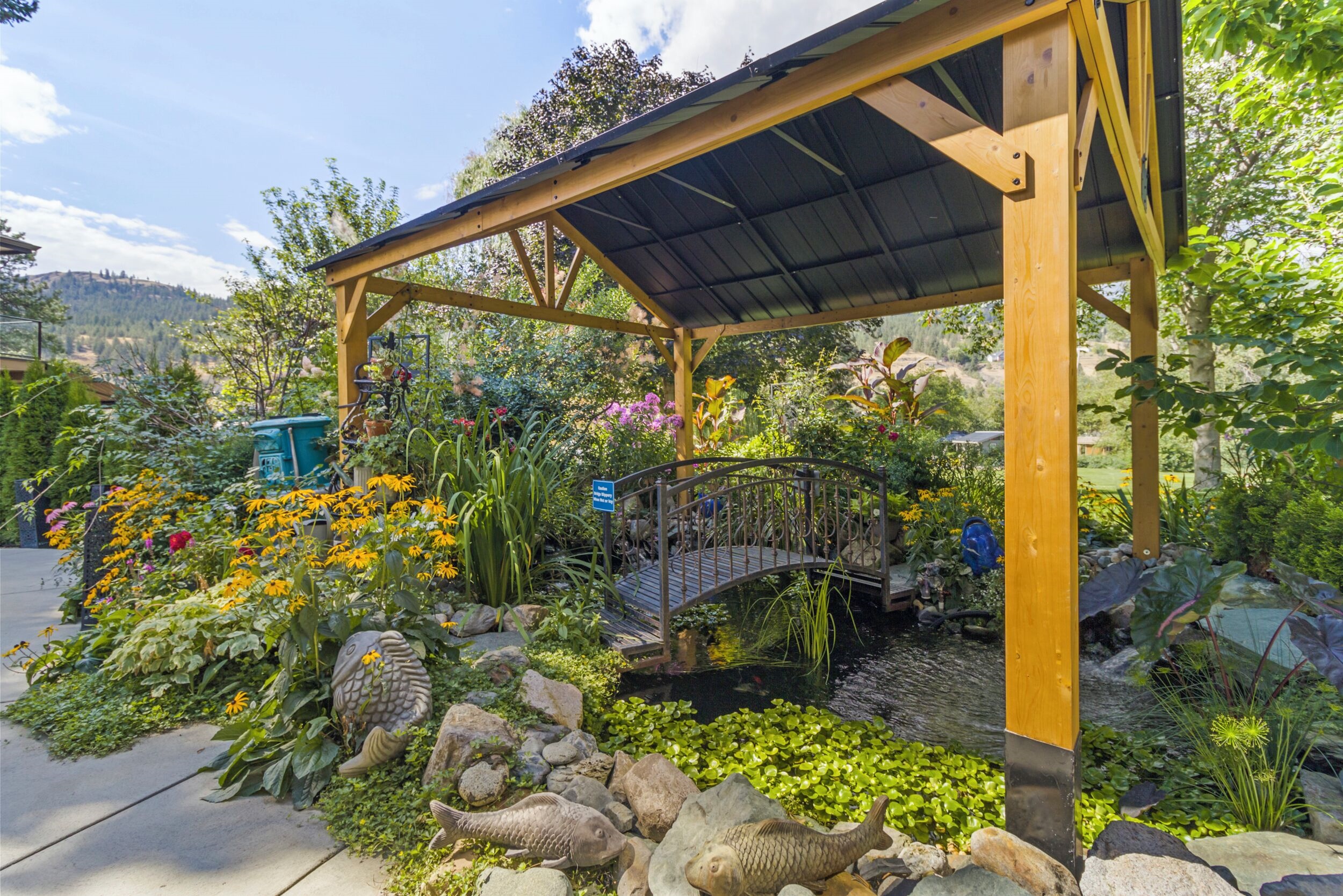 Rayleigh River Retreat Garden Oasis