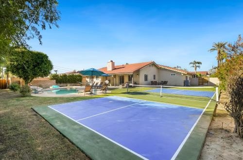 Cheerful villa with Pool, Spa, & Private Pickleball Court!