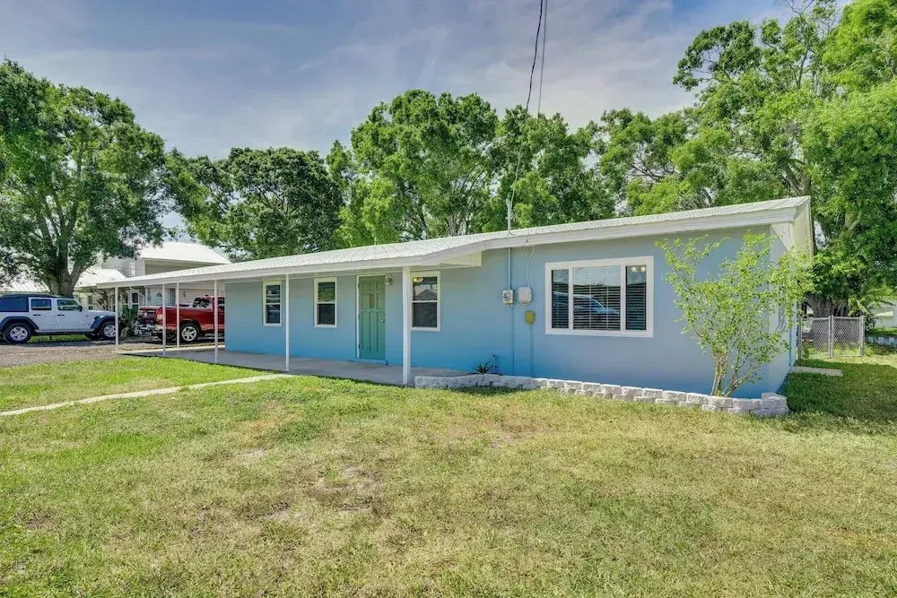 Waterfront Okeechobee Getaway w/ Backyard Dock!