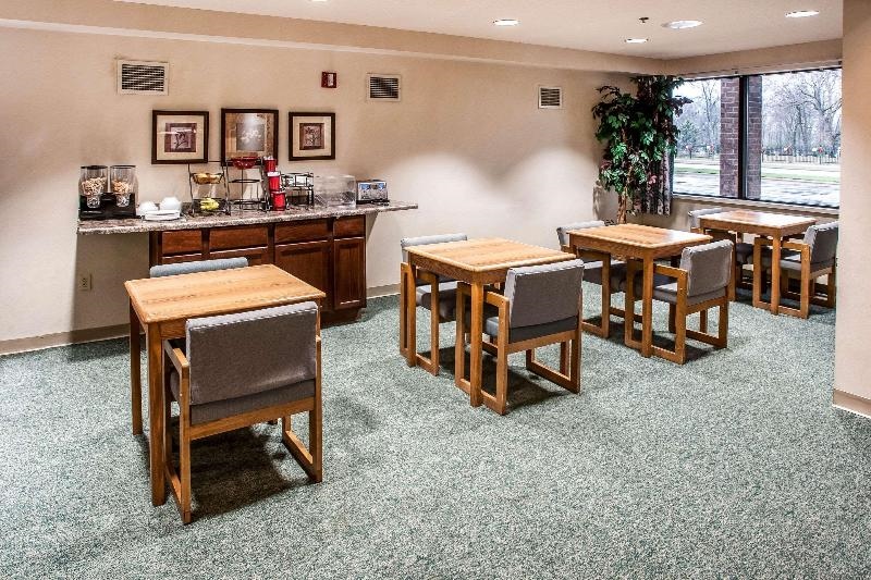 Econo Lodge Inn & Suites