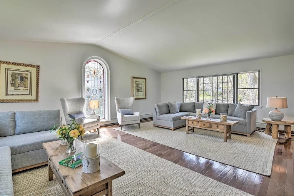 Lovely Highland Home w/ Pool & Hot Tub!