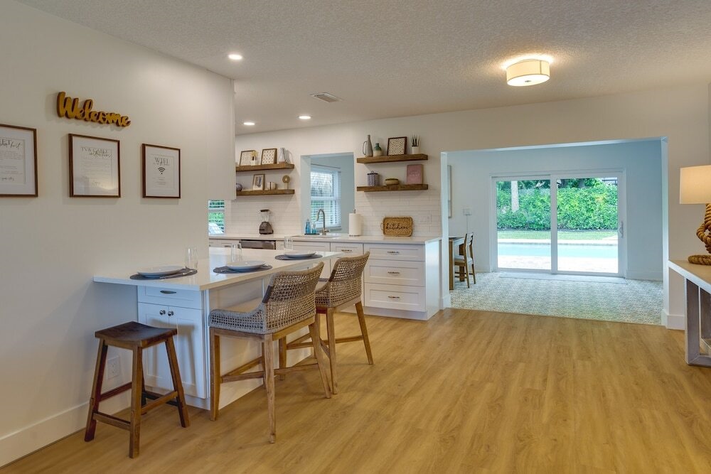 Private Pool + Bar: Palm Beach Gardens Getaway